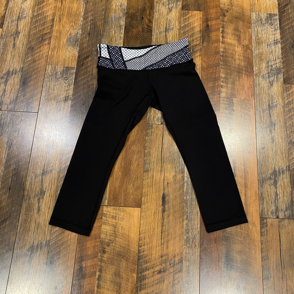 Black lululemon cropped leggings. Size 6. Fun patterned band
